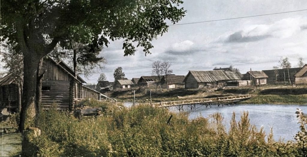 Вид на старую русскую деревню с берега озера, архивное фото