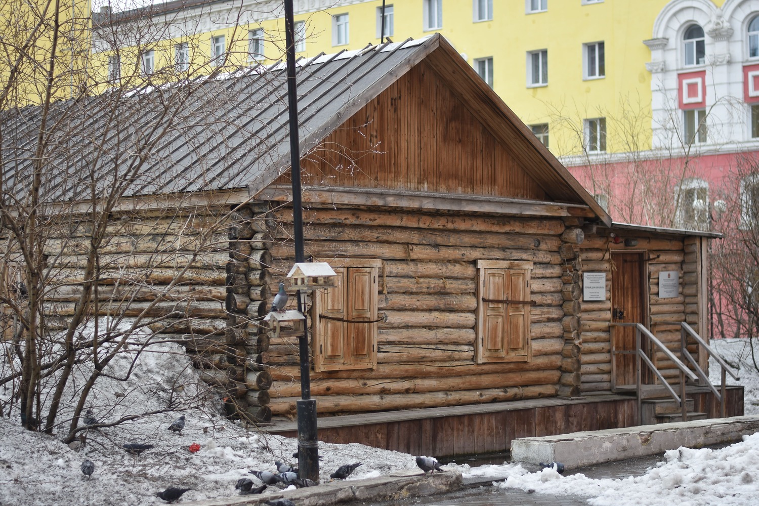 При реконструкции первого деревянного дома Норильска использовали местный пиломатериал — это лиственница из Снежногорска, которой заменили сгнившие венцы при переборке 1978 года