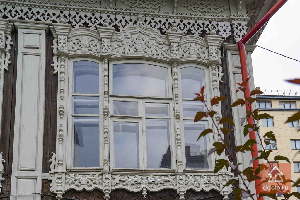 Резные наличники у дома по адресу Коммунистическая   23 в Новосибирске