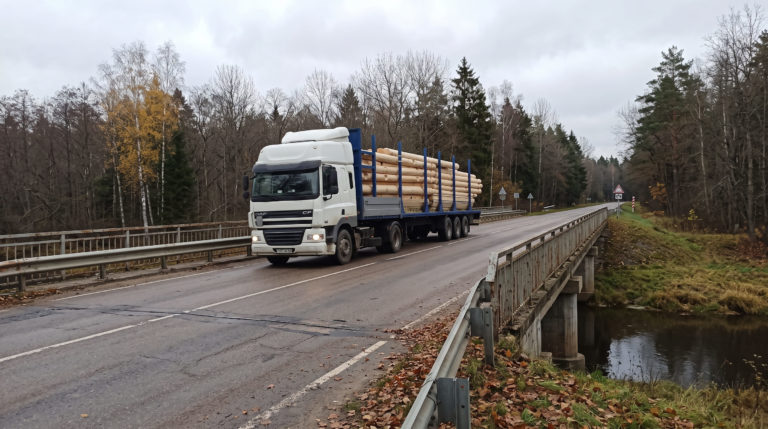 Проезд грузовика с домокомплектом через мост