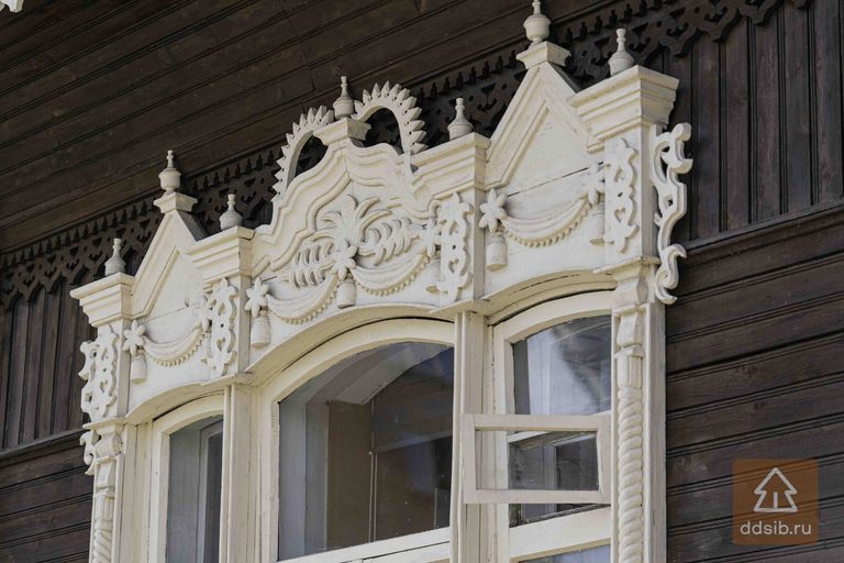 Резной наличник на доме по адресу Красноярская 3 в Новосибирске